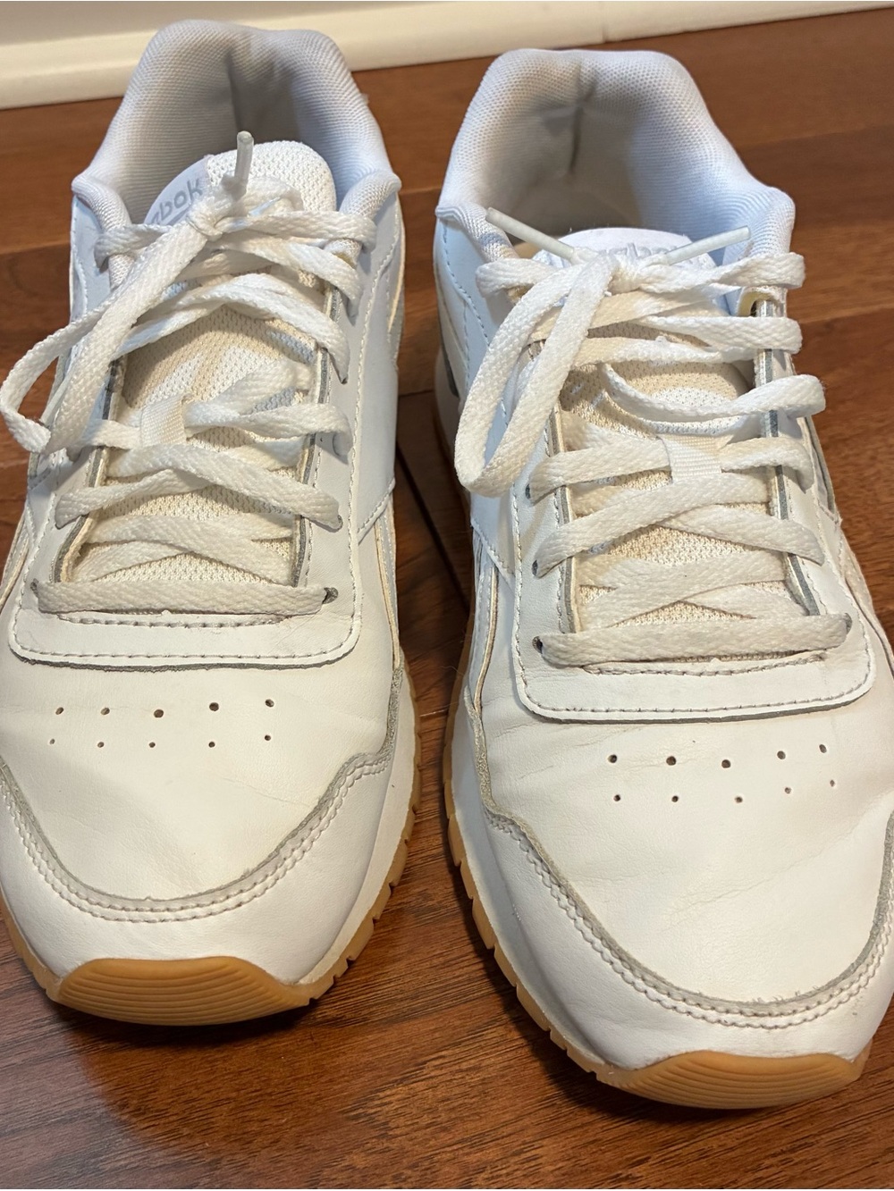 Reebok classic low-top, white leather athletic sneaker, Women’s Size 7.5